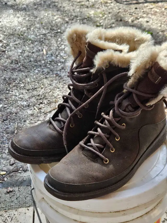 Size 9.5 Merrell women's boots