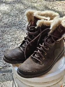 Size 9.5 Merrell women's boots