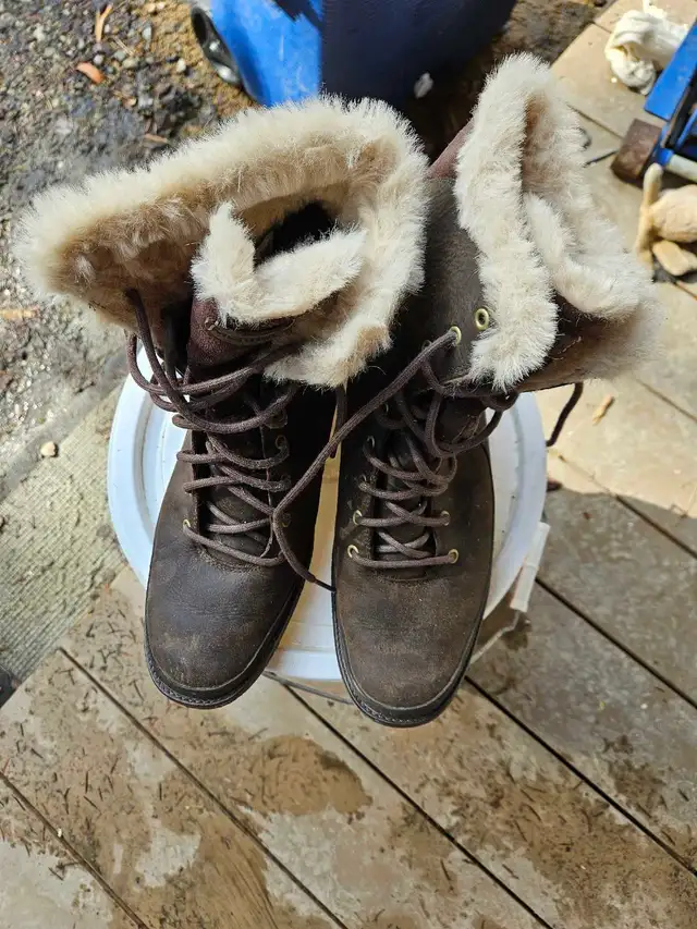 Size 9.5 Merrell women's boots - Photo 2