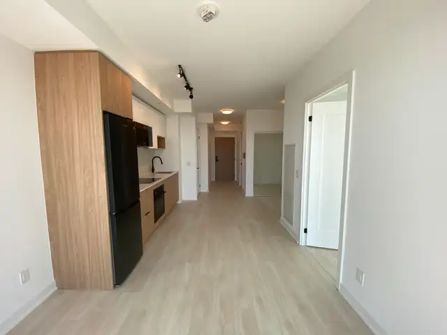 DT Toronto 1bed 1Den 1Bath Luxury Condo For Rent at 5 Defries St - Photo 4