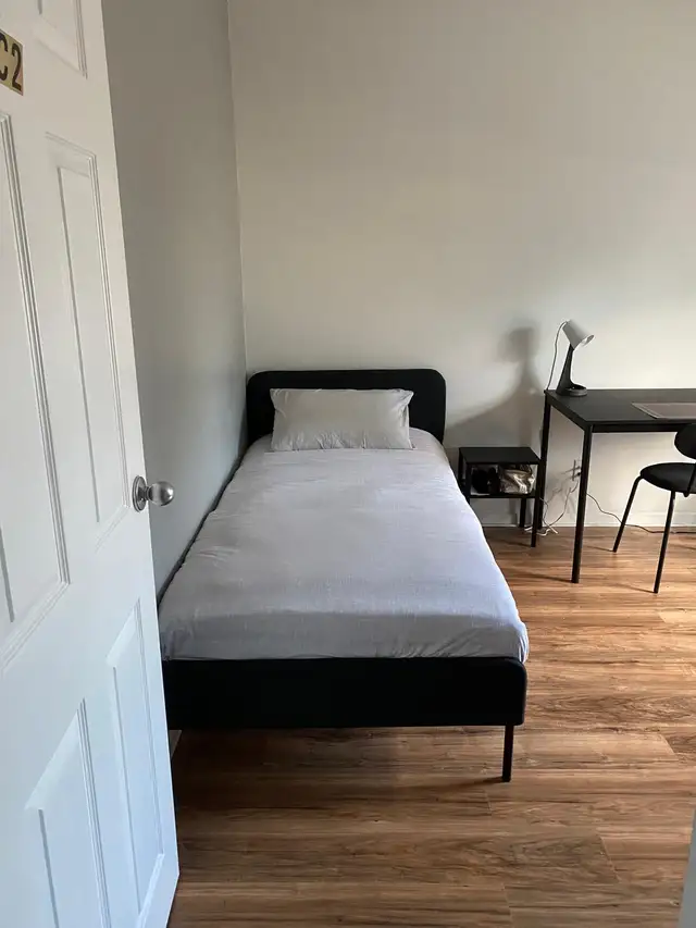 Room for rent  for Queens University Students - Photo 3