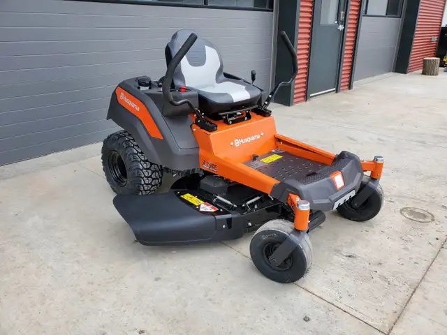 NEW Husqvarna Z242F SE Zero-turn 42' deck - Photo 2