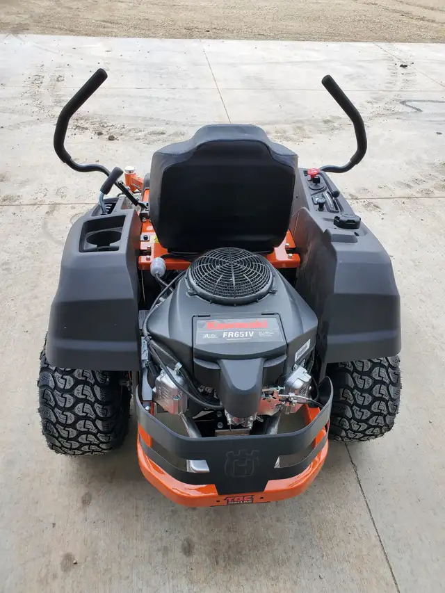 NEW Husqvarna Z242F SE Zero-turn 42' deck - Photo 4