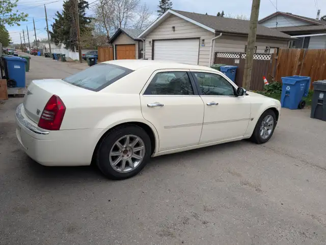 2005 Chrysler 300C - Photo 2