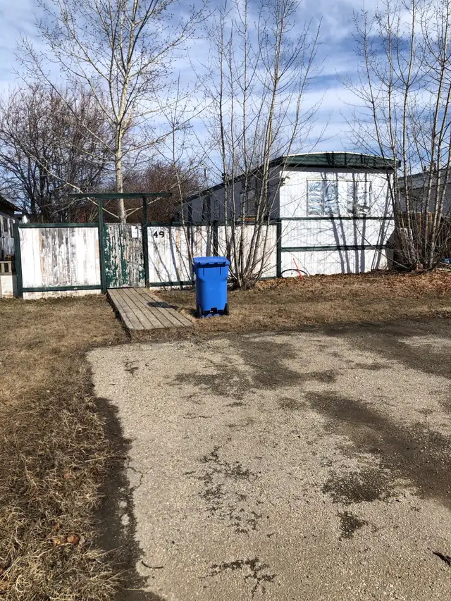 Mobile Home for Sale In Parkview Village. Handyman Special.