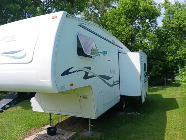 2002 Laredo 25RL Trailer/CURT Q20 Slider Hitch