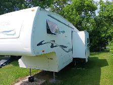 2002 Laredo 25RL Trailer/CURT Q20 Slider Hitch