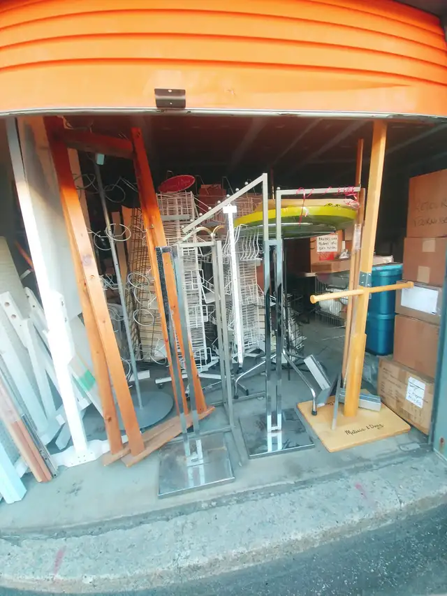 Nombreux racks, supports mobiliers de présentations commercials