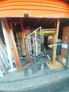 Nombreux racks, supports mobiliers de présentations commercials