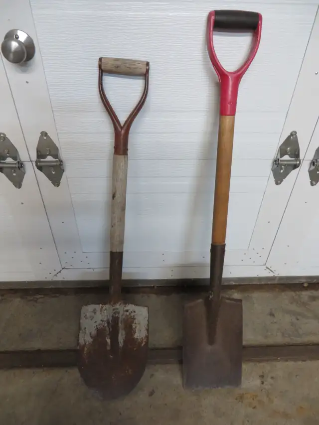 2 PELLES EN FER ANCIENNE BON ETAT