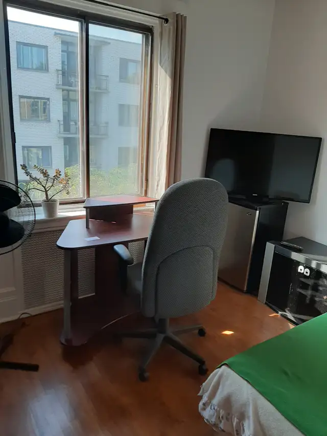MOVE-IN-READY, GUEST FURNISHED ROOM 200$/Week SINGLE GUEST ONLY - Photo 2