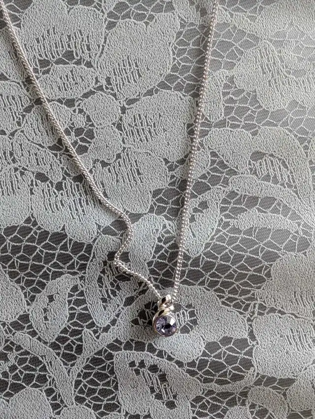 Silver-tone necklace with purple pendant - Photo 2