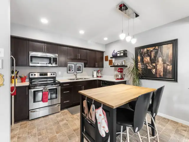 Condo For Sale ! Pet Friendly ! Attached Garage ! - Photo 2