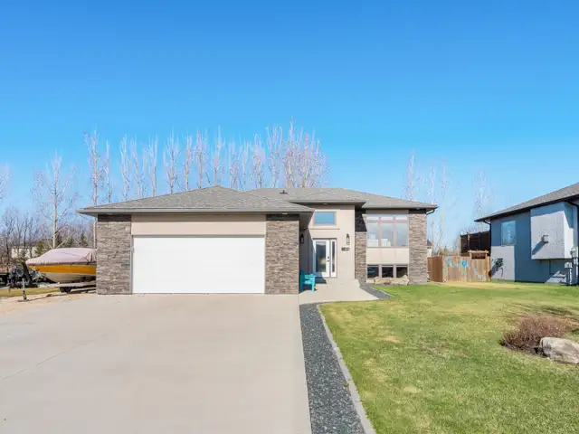 Beautiful 4 Bedroom   Gym, 3 Bathroom Home in Niverville !!