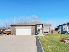 Beautiful 4 Bedroom   Gym, 3 Bathroom Home in Niverville !!