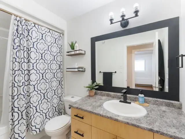 Beautiful 4 Bedroom   Gym, 3 Bathroom Home in Niverville !! - Photo 9