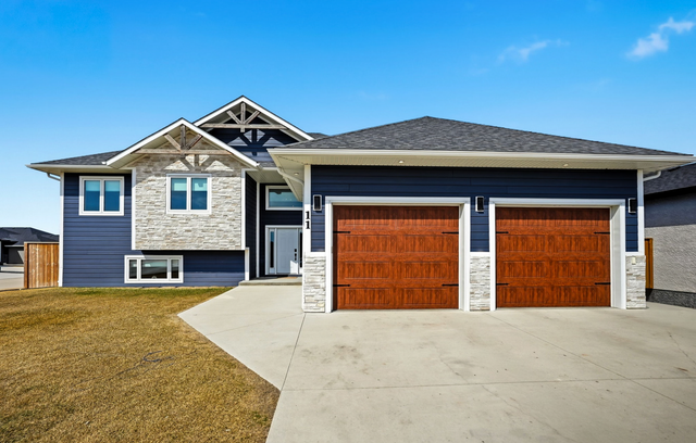 5 Bedroom, 3 Bathroom Custom Built Home in Niverville For Sale!