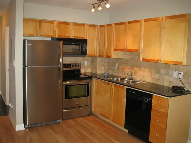 Studio Condo on Bloor st. w. - Photo 11