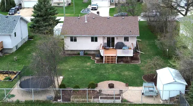 A Rare 5-Bedroom Fully Finished Bungalow in Mitchell - Photo 4