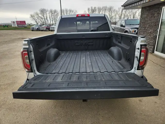 2017 GMC Sierra 1500 Crew Cab 4X4 SLT 5.3L - Rebuilt Title - Photo 7