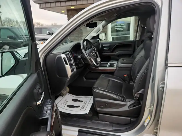 2017 GMC Sierra 1500 Crew Cab 4X4 SLT 5.3L - Rebuilt Title - Photo 12