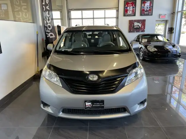 2013 Toyota Sienna - Photo 2