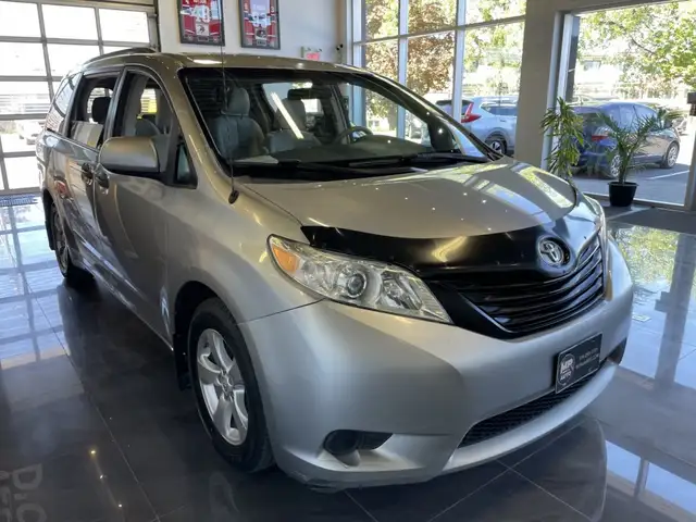 2013 Toyota Sienna - Photo 3