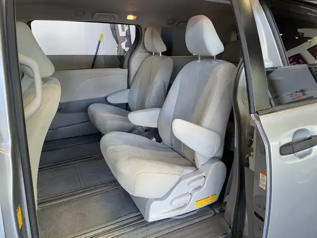 2013 Toyota Sienna - Photo 11
