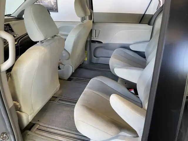 2013 Toyota Sienna - Photo 12