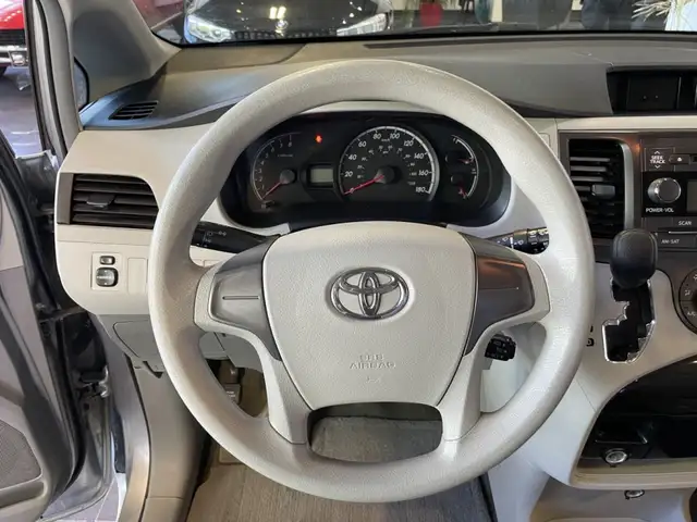2013 Toyota Sienna - Photo 17