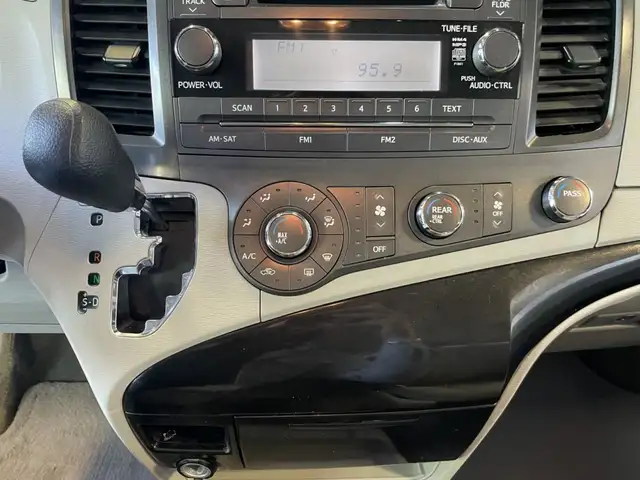 2013 Toyota Sienna - Photo 20