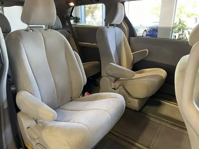 2013 Toyota Sienna - Photo 24