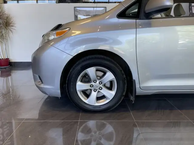 2013 Toyota Sienna - Photo 25