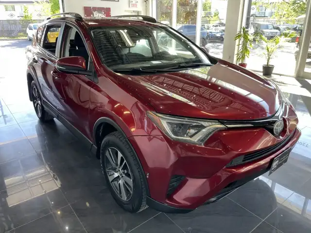 2018 Toyota RAV4 LE - Photo 3