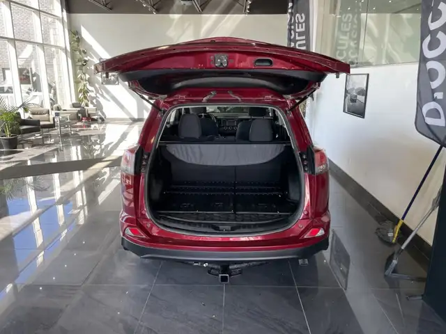 2018 Toyota RAV4 LE - Photo 8