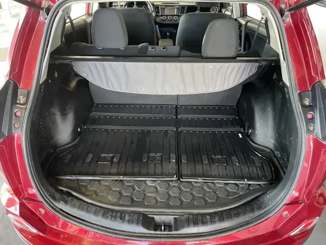 2018 Toyota RAV4 LE - Photo 9
