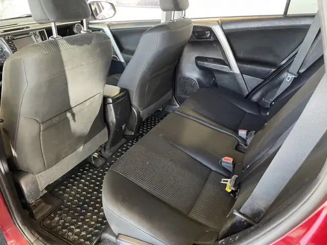2018 Toyota RAV4 LE - Photo 11