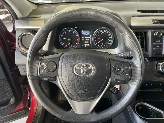 2018 Toyota RAV4 LE - Photo 16