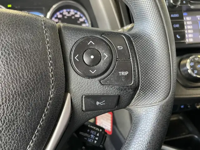 2018 Toyota RAV4 LE - Photo 18