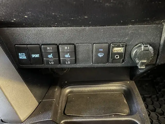 2018 Toyota RAV4 LE - Photo 24