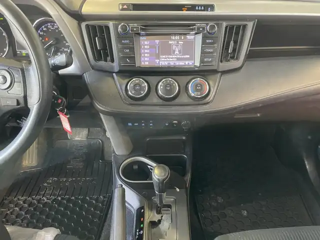2018 Toyota RAV4 LE - Photo 25