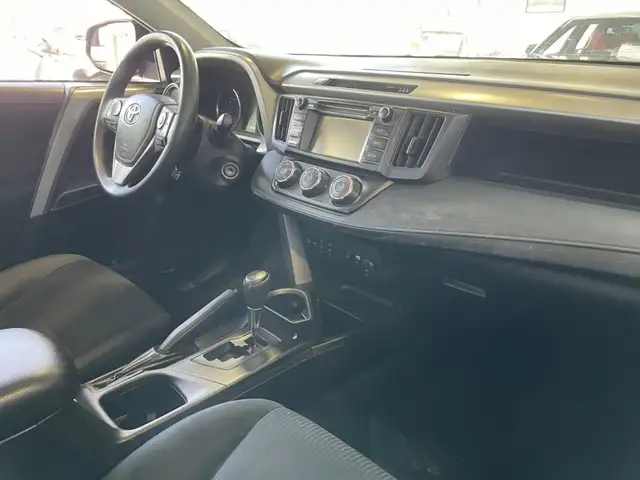 2018 Toyota RAV4 LE - Photo 26