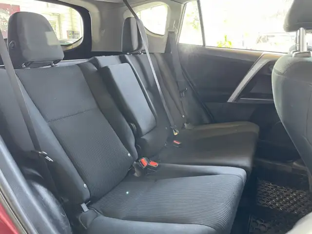 2018 Toyota RAV4 LE - Photo 28