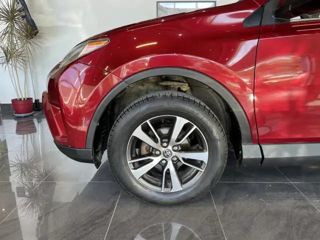 2018 Toyota RAV4 LE - Photo 29