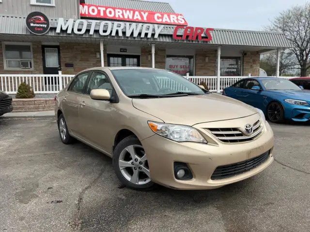 2013 Toyota Corolla 4dr Sdn LE