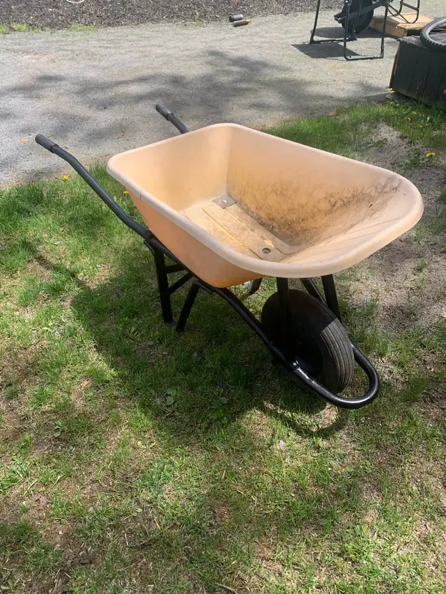 wheelbarrow - Photo 2