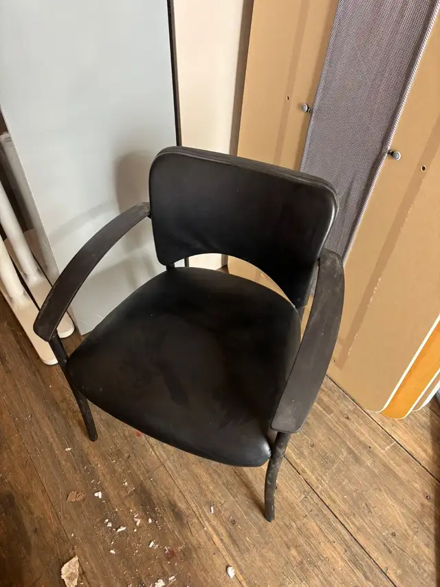 Teknion Amicus Visitor Leather Chairs –Excellent Condition | $80 - Photo 4