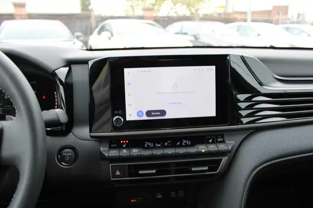 2025 Toyota Camry SE - Photo 4