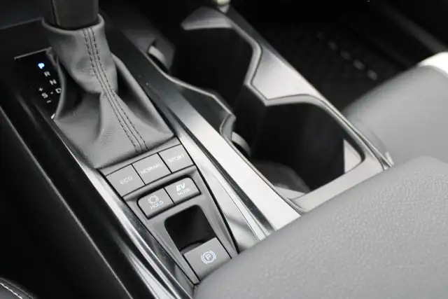 2025 Toyota Camry SE - Photo 6