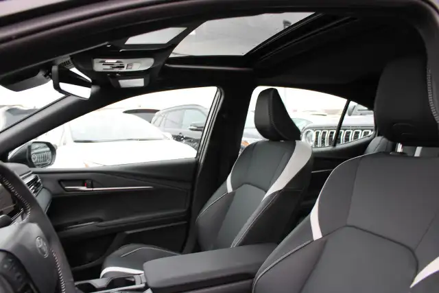 2025 Toyota Camry SE - Photo 7